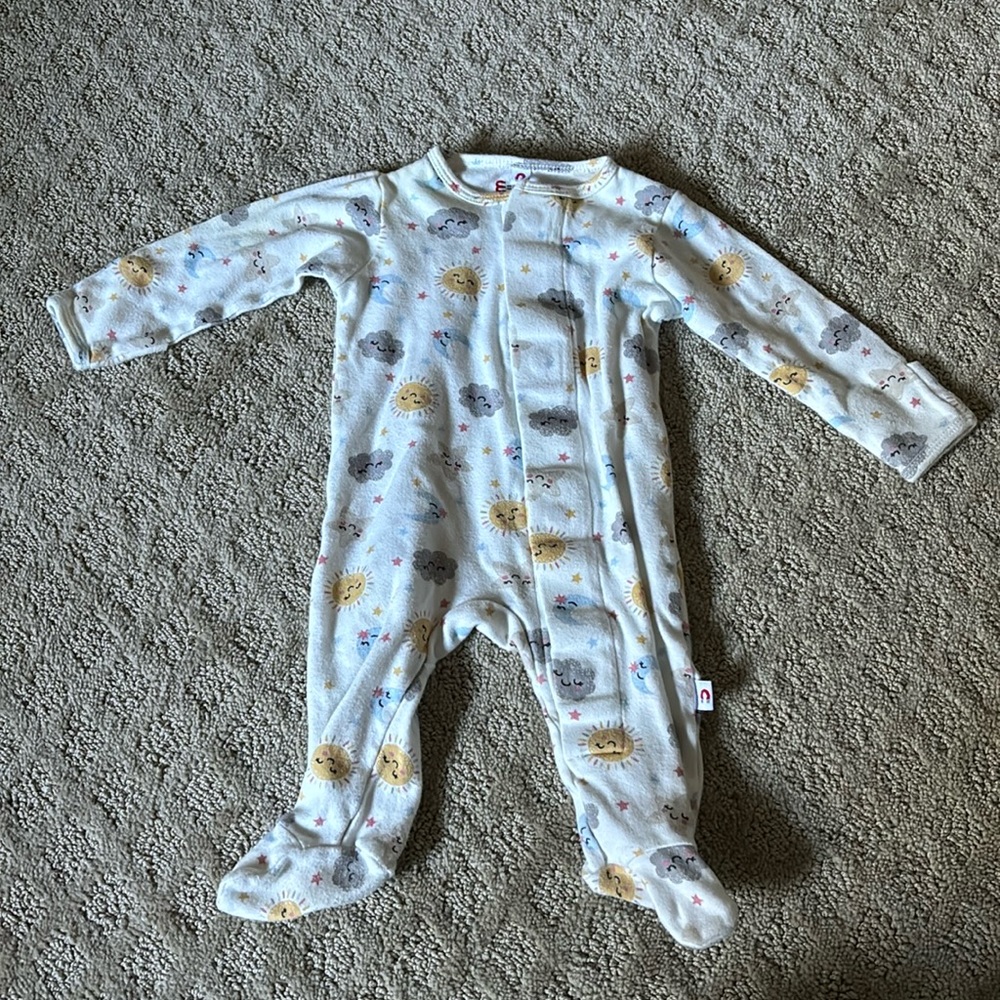Easy Magnetic Close sleeper! Like new condition. Pet/smoke free home!